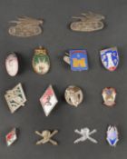 Lot d insignes cavalerie. Comprenant un insigne du 13eme RDP de fabrication Arthus Bertrand. Un