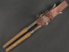 Pince cisaille premiere guerre. Cisaille portative avec son etui en cuir brun du premier modele,