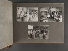 Album photos prisonniers de guerre. Bel album comprenant 68 photos originales realisees par un