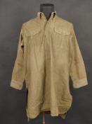 Chemise 1935. Modele reglementaire en tissu kaki se fermant par trois boutons, boutons a l arriere
