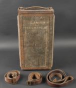 Boite Hotchkiss et bretelles. Comprenant une belle caisse a munitions pour bandes Hotchkiss, en