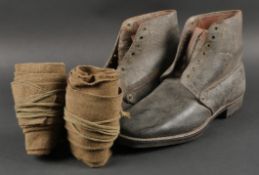 Paire de brodequins 1917. En cuir noir rivets de renfort sur chaque brodequin, tous les œillets sont