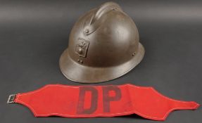 Lot Defense Passive. Comprenant un casque modele 1926 en peinture kaki a 95%, attribut de la defense