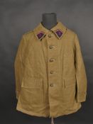 Vareuse 1935 2eme cuirassier. En toile de kaki, se fermant par cinq boutons. Pattes de col troupe du