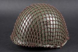 Casque italien. Modele 933. En metal. Peinture grio verde a 80%. Marquages BB 64. Coiffe en cuir