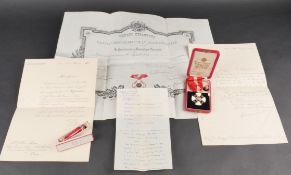 Croix d'officier de la couronne d'Italie avec ses diplomes attribues a Leon Lachaze, francais. La