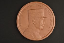 Medaillon en argile avec un portrait du Marechal de profil au centre, surmonte de la devise Le