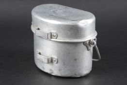 Gamelle italienne. En metal, completement depourvue de peinture. La poignee de transport est