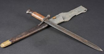 Baionnette italienne. Garnitures metalliques en bon etat. Plaquettes en bois. Belle lame dans sa