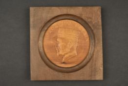Petit Cadre en Bois a l'effigie du Marechal. Beau cadre en bois avec un medaillon ou se trouve le