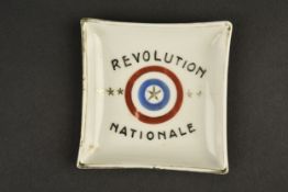 Cendrier portant une cocarde tricolore, les 7 etoiles de marechal et la mention « revolution