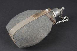 Gourde italienne. En aluminium. Bouchon complet avec sa chainette. Housse en drap gris. La sangle en