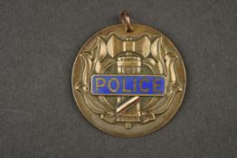Plaque de fonction de fonctionnaire de la Prefecture de Police. En metal orne de la francisque,