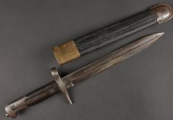 Baionnette Vetterli. Garnitures en metal presentant des traces d'oxydation. Plaquettes en bakelite