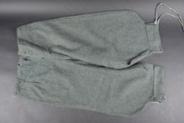 Pantalon italien. Modele M40 en drap grio verde. Tous les boutons sont presents. Les cordons au