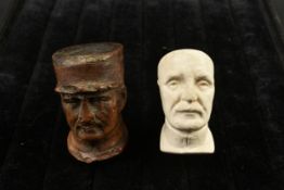 Ensemble de 2 Pipes a l'effigie du Marechal Petain. Ensemble comprenant une pipe en ecume de Mer a