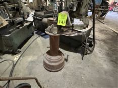 VISE WITH PEDESTAL