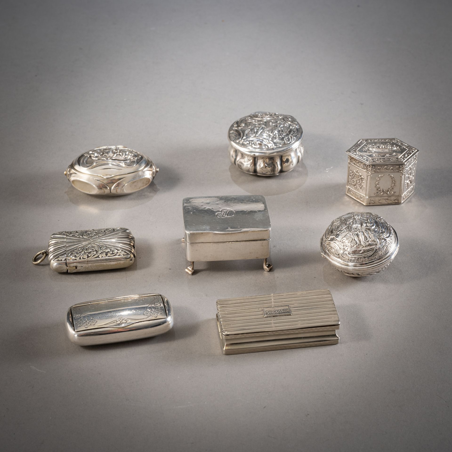 Konvolut von acht Döschen, Taschenuhren-Hülle, Streichholzetuis