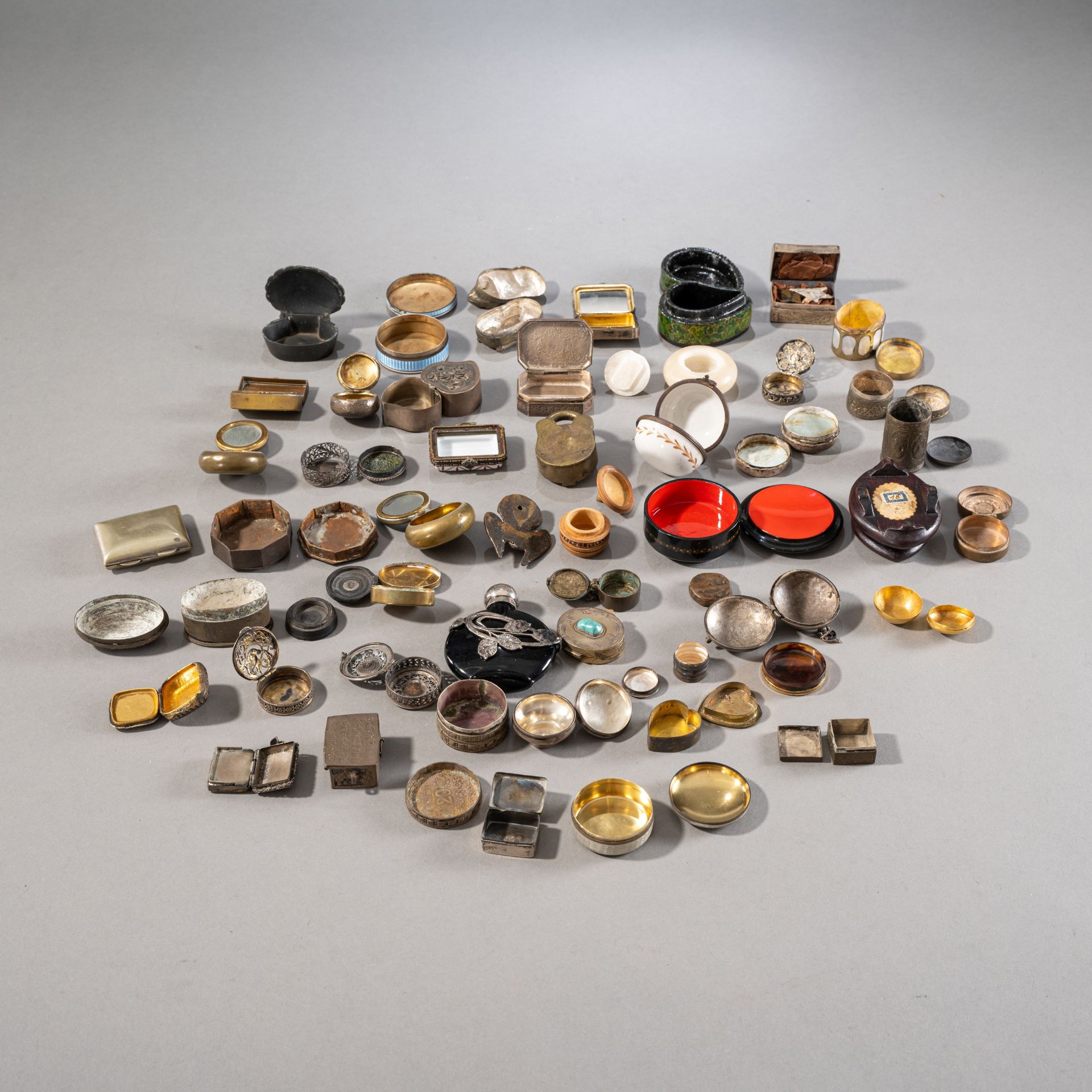 Konvolut Silber-, Metall- und Emaille-Döschen und Flakon - Bild 2 aus 3