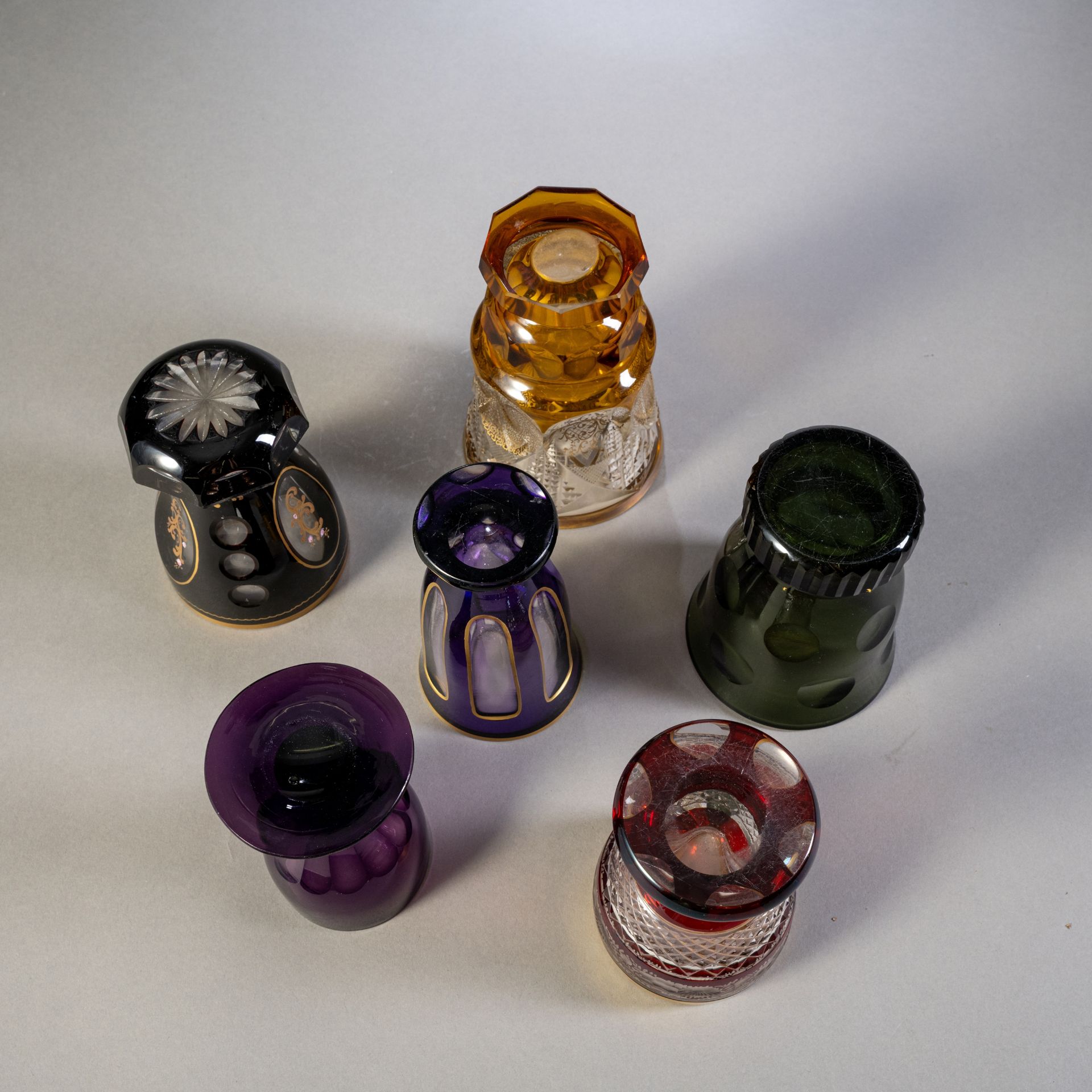 Fünf Becher, ein Weinglas - Bild 4 aus 4