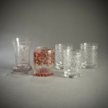 Vier Bechergläser und Henkelglas