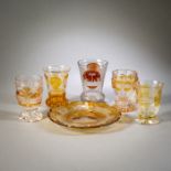 Fünf Badegläser und Teller mit Ansichten