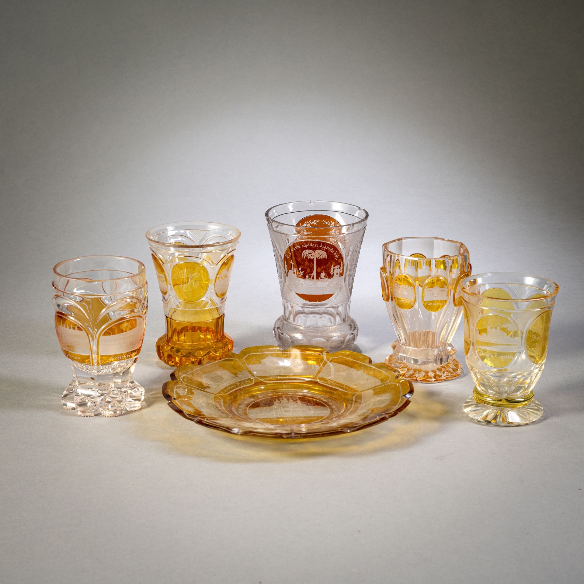 Fünf Badegläser und Teller mit Ansichten