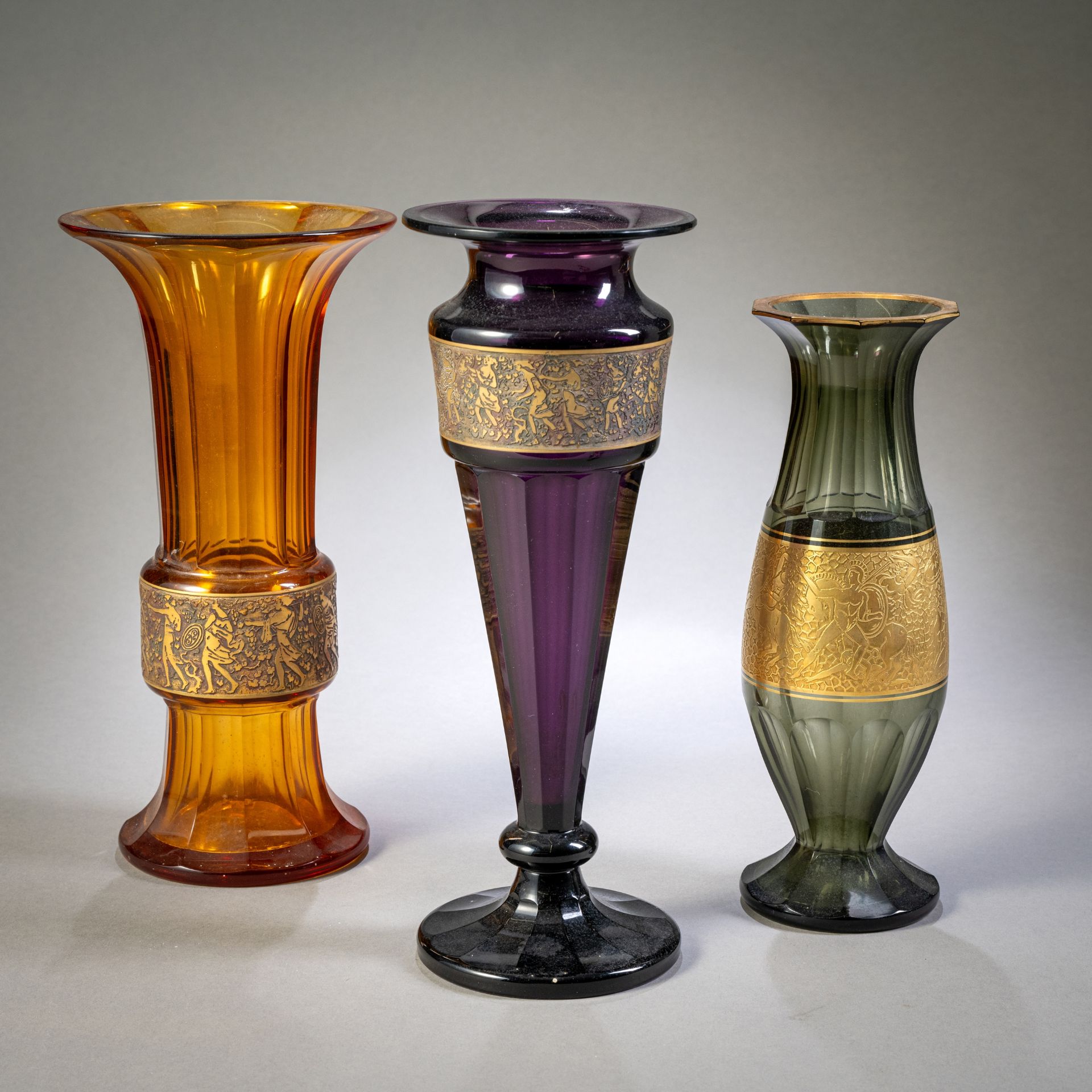 Drei Vasen mit Gold-Relief