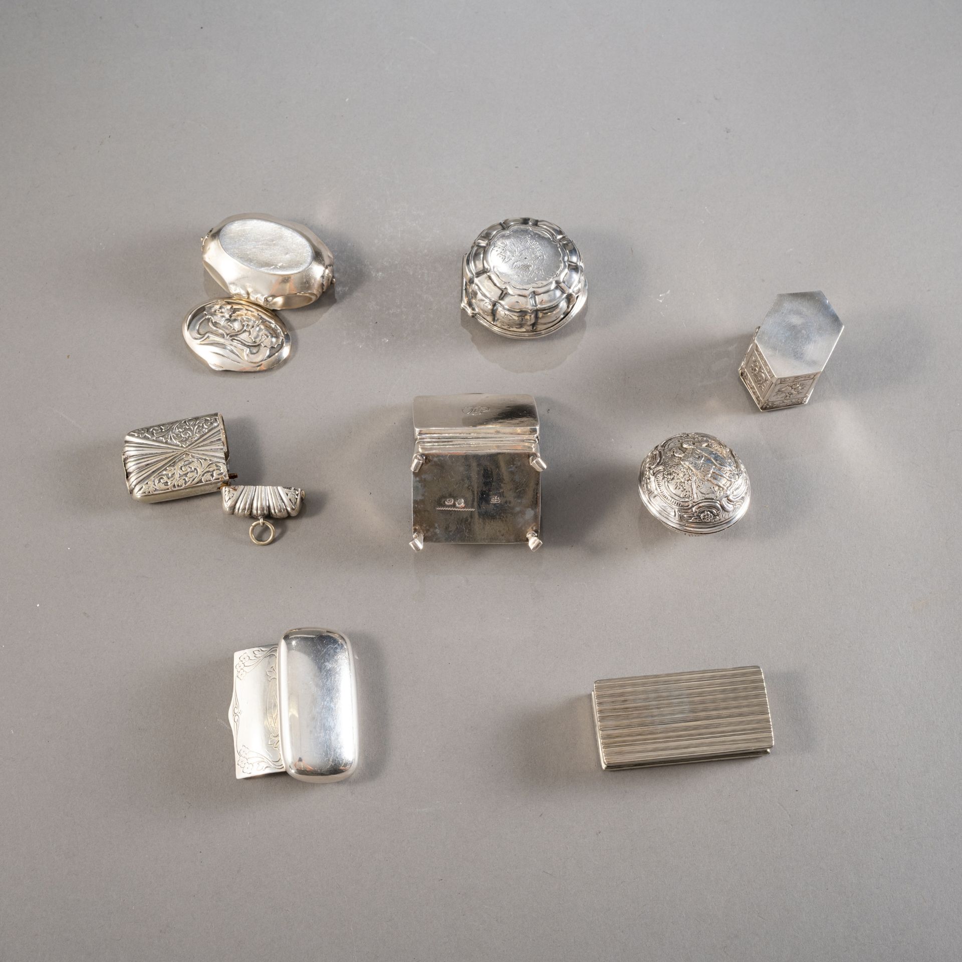 Konvolut von acht Döschen, Taschenuhren-Hülle, Streichholzetuis - Bild 3 aus 3