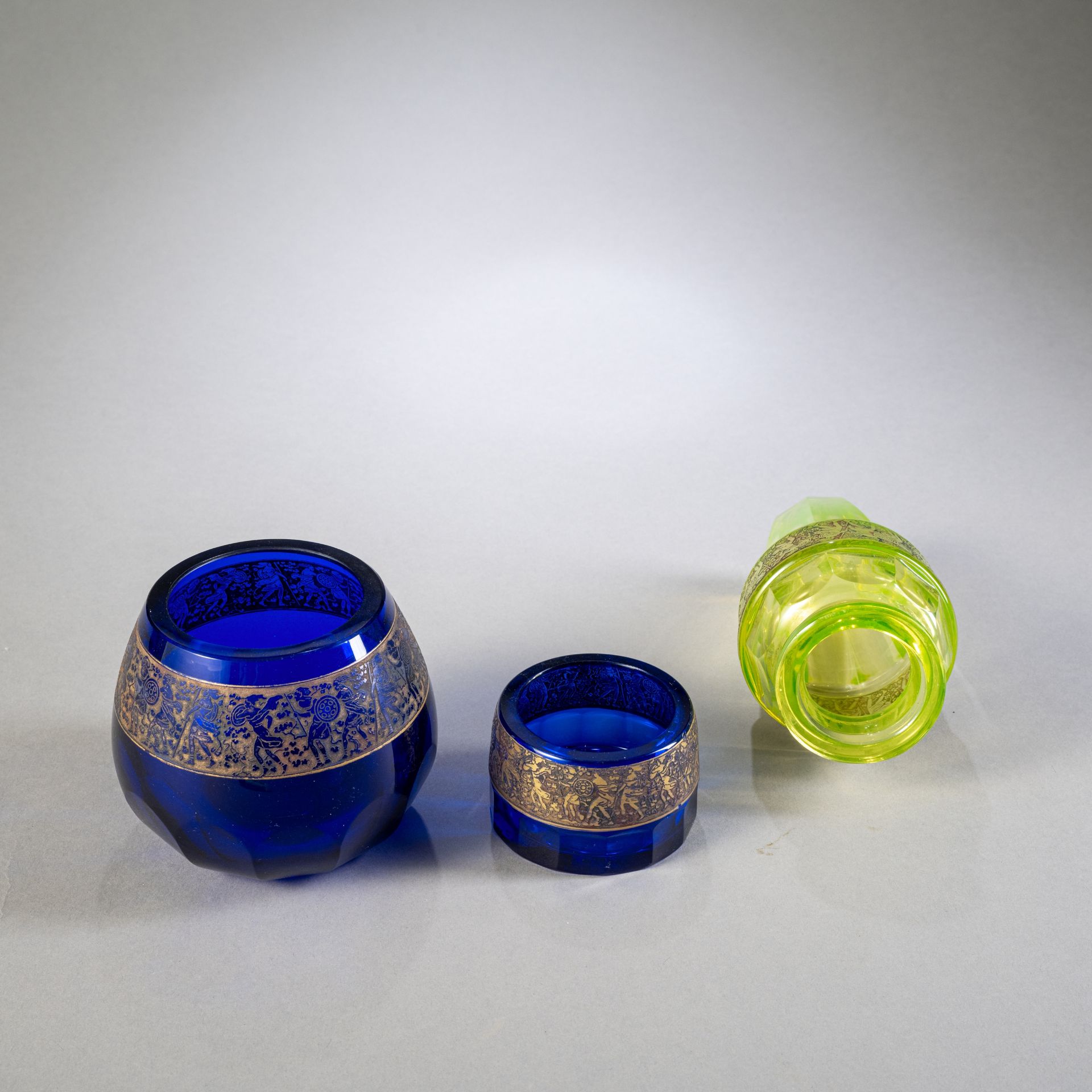 Drei Vasen mit Goldrelief - Bild 2 aus 3