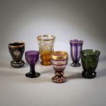 Fünf Becher, ein Weinglas