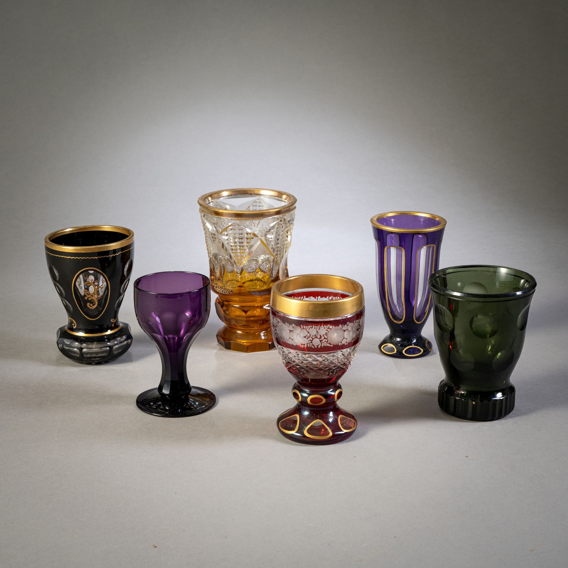Fünf Becher, ein Weinglas