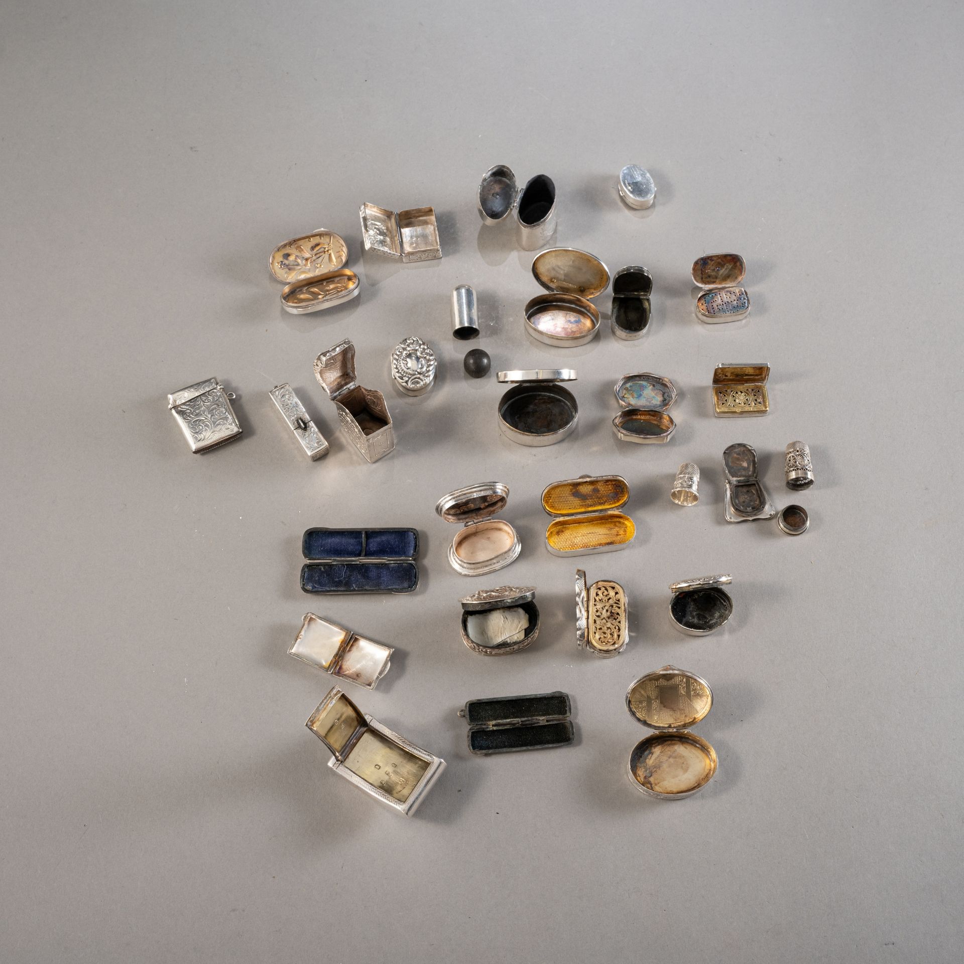 Konvolut u.a. Pillendöschen, Tabatieren, Streichholzetuis, Anhänger - Bild 3 aus 4