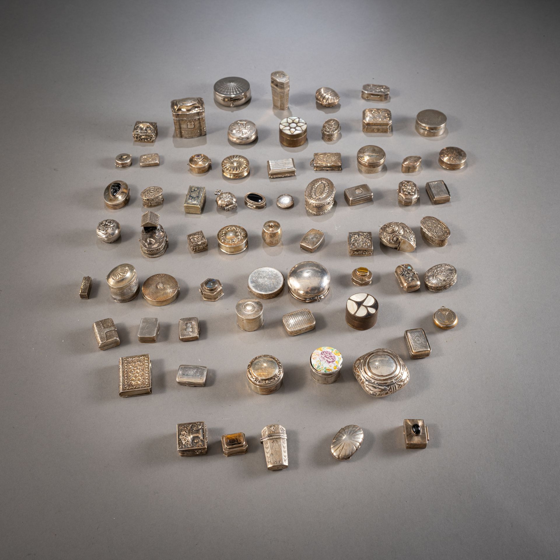 Konvolut Pillendöschen, Tabatieren, Riechdöschen