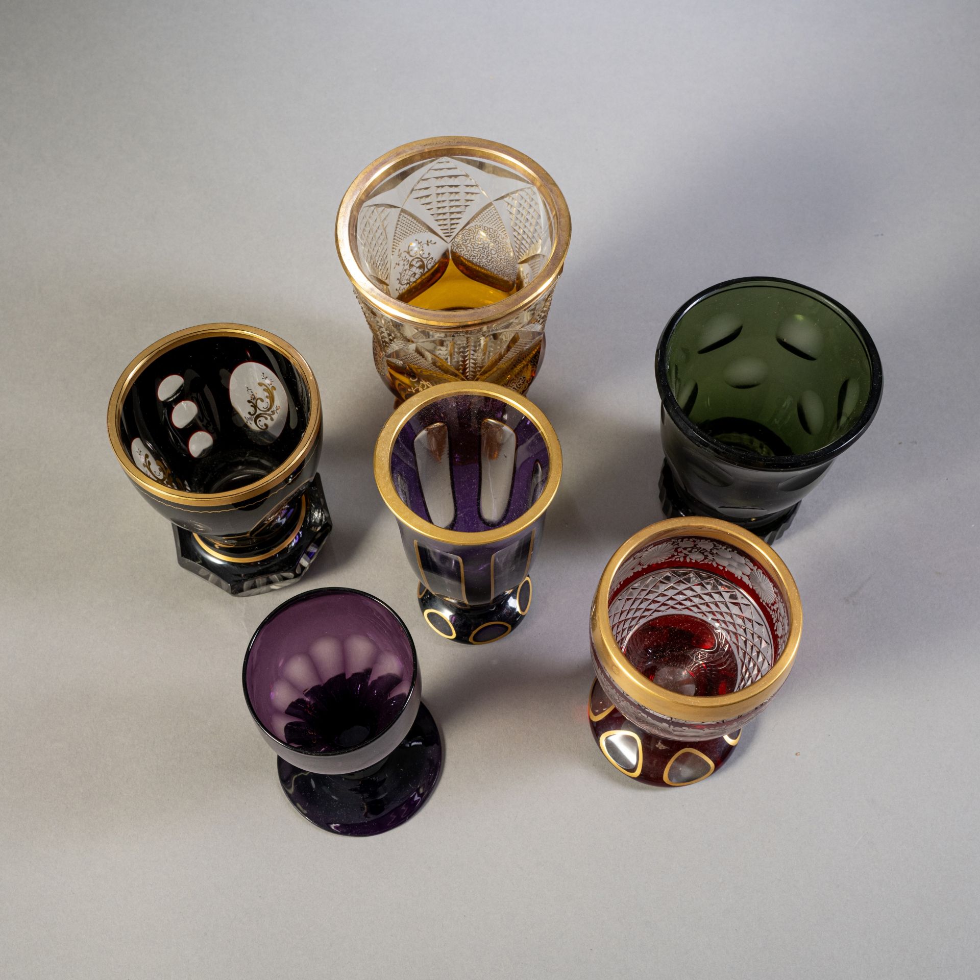 Fünf Becher, ein Weinglas - Bild 3 aus 4