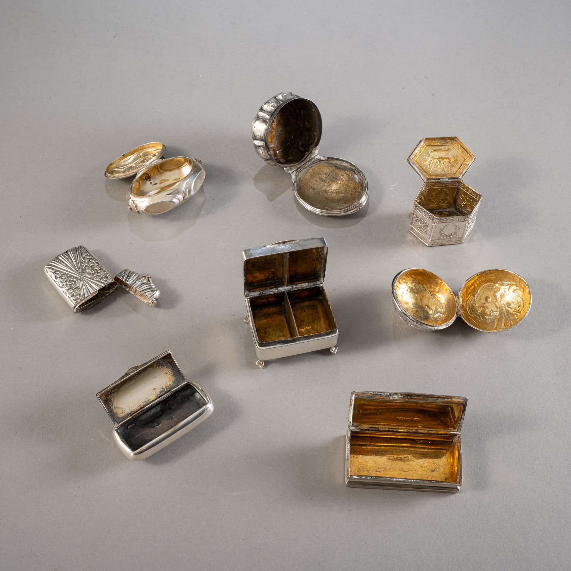 Konvolut von acht Döschen, Taschenuhren-Hülle, Streichholzetuis - Bild 2 aus 3