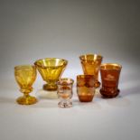 Fünf Badegläser und Aufsatzschale