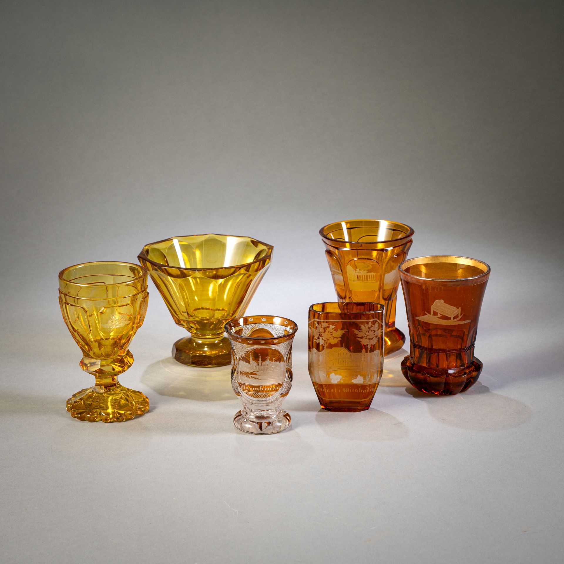 Fünf Badegläser und Aufsatzschale