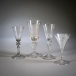 Pokal mit fürstlichem Wappen, drei Kelchgläser