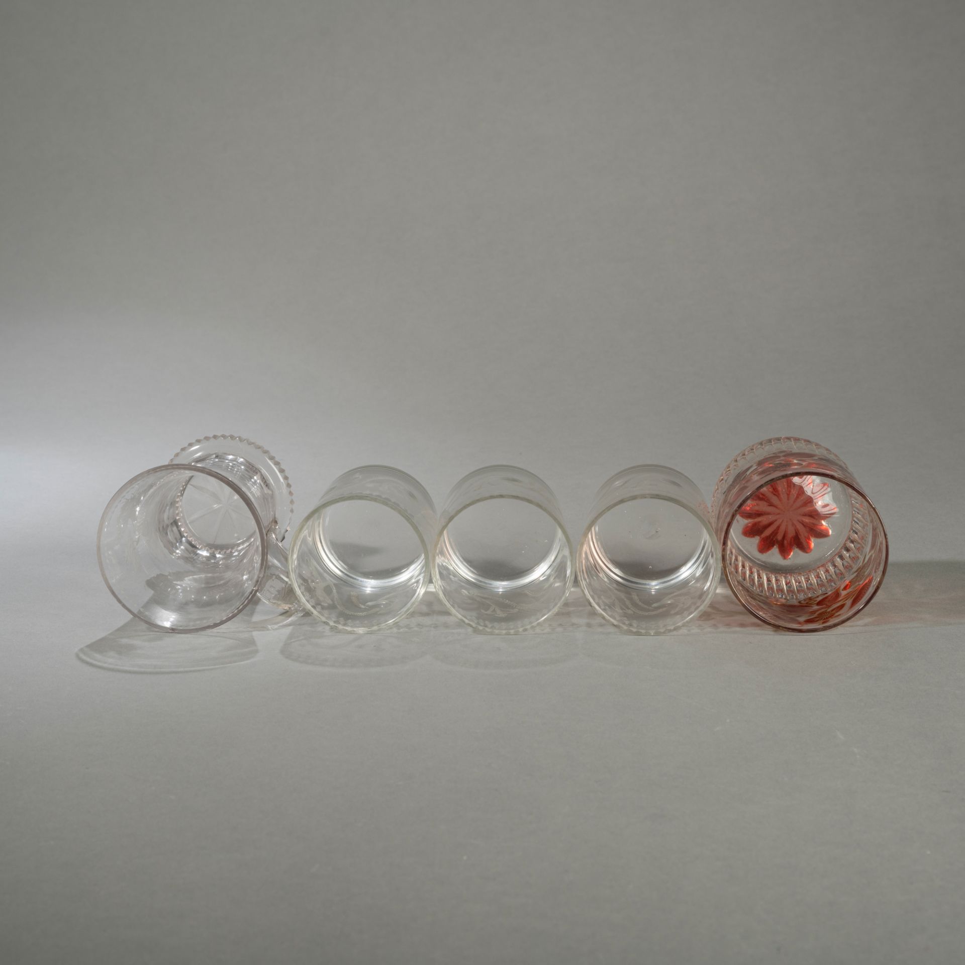 Vier Bechergläser und Henkelglas - Bild 3 aus 4