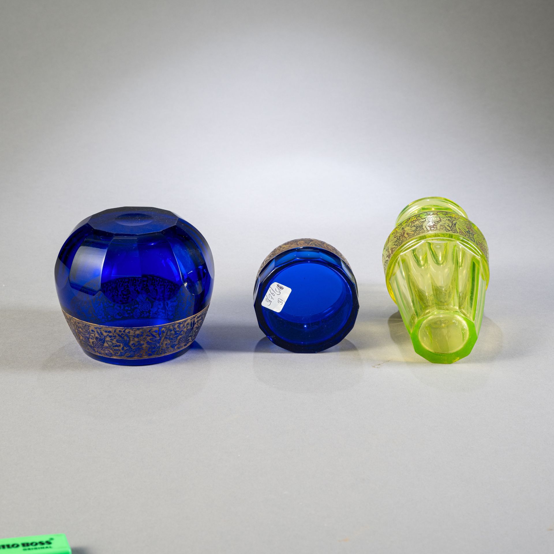 Drei Vasen mit Goldrelief - Bild 3 aus 3