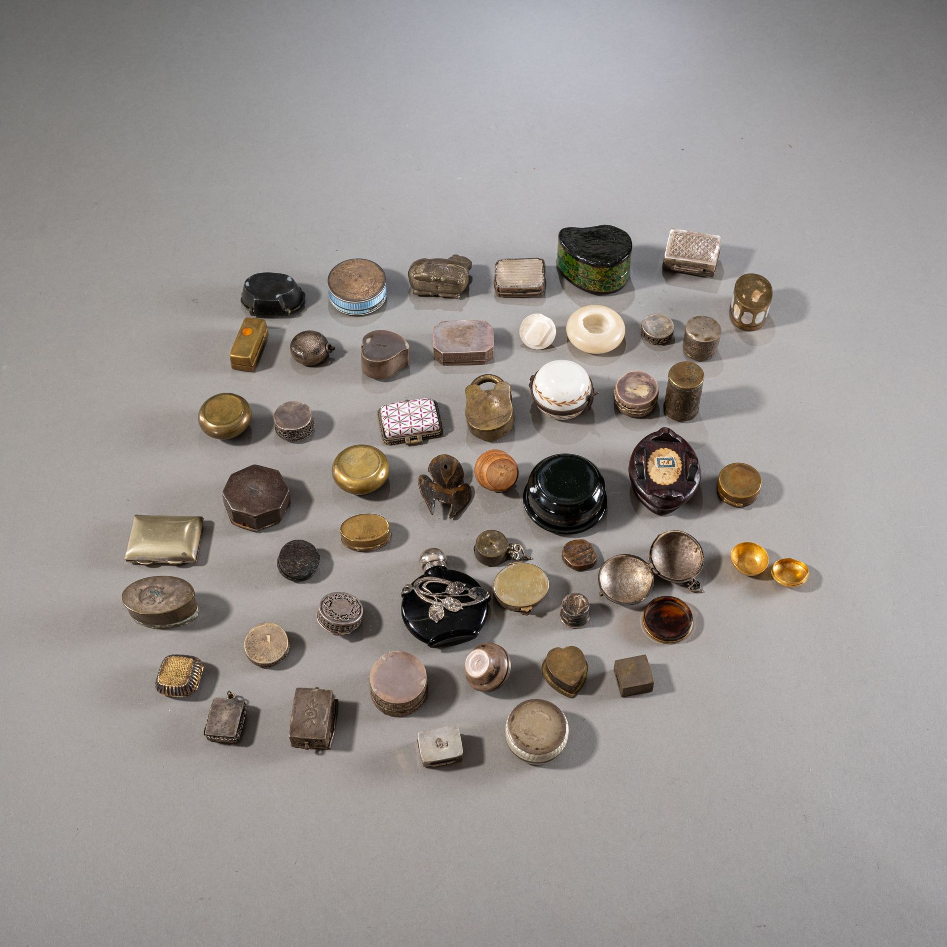 Konvolut Silber-, Metall- und Emaille-Döschen und Flakon - Bild 3 aus 3