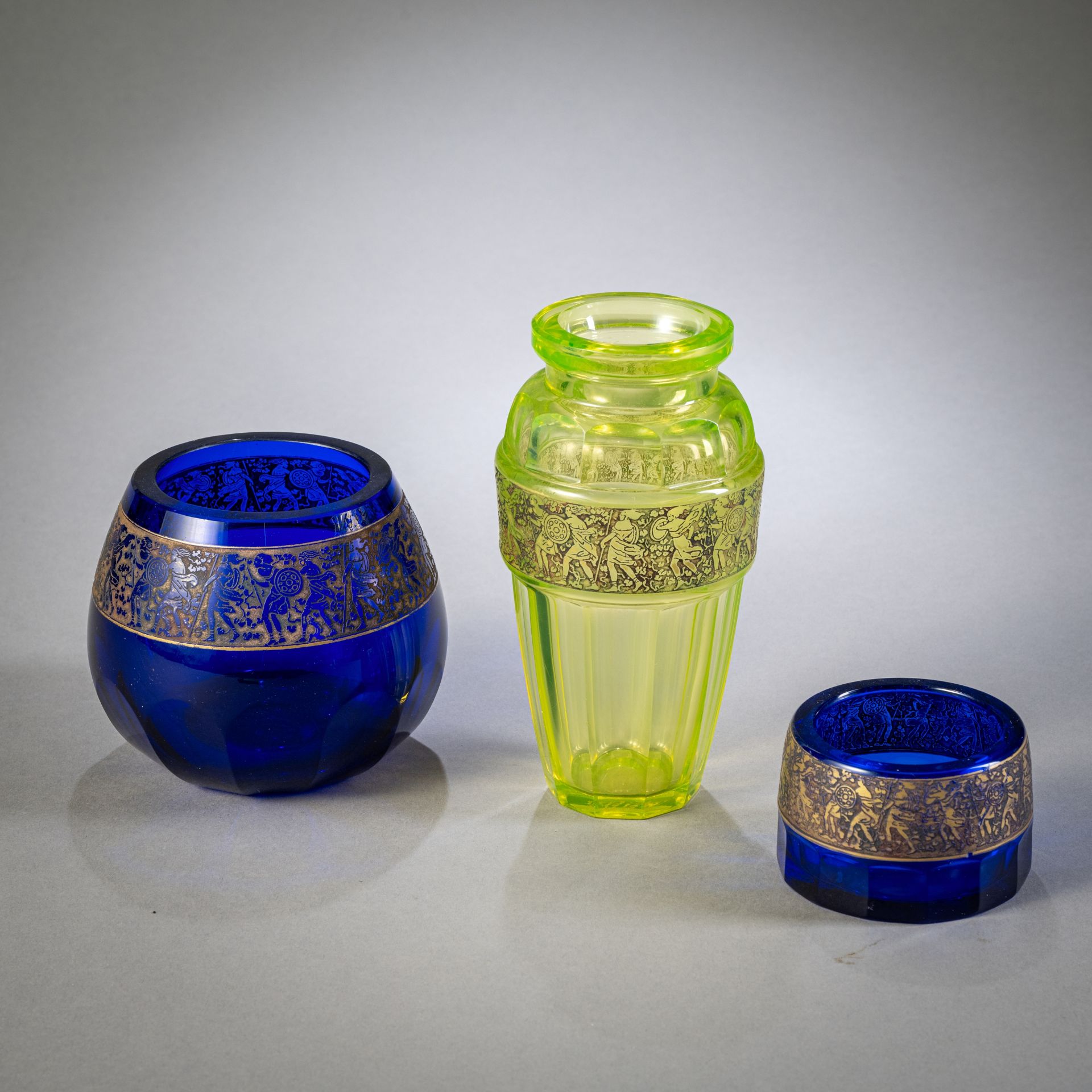 Drei Vasen mit Goldrelief