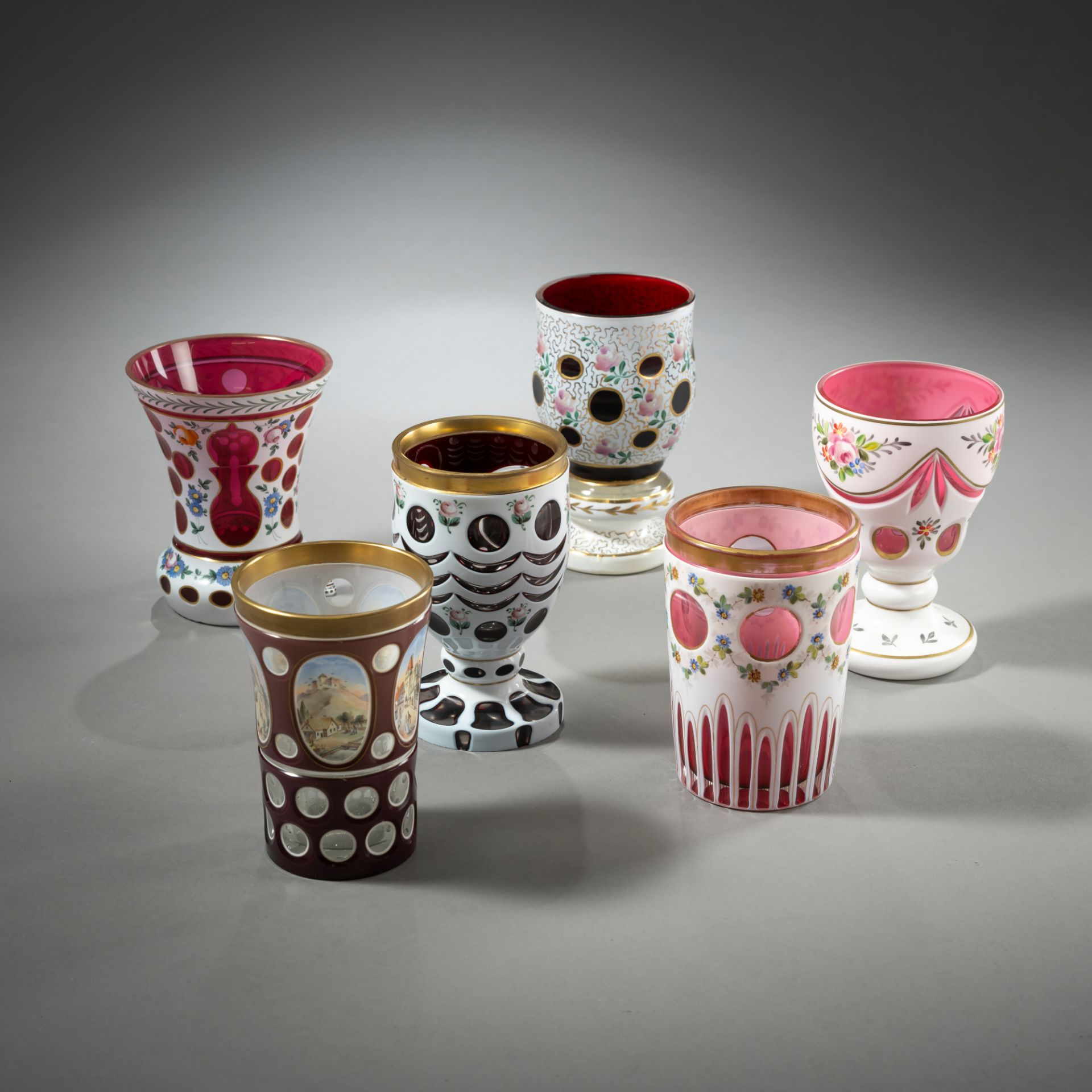 Sechs Gläser mit Überfangdekor und Emaillebemalung