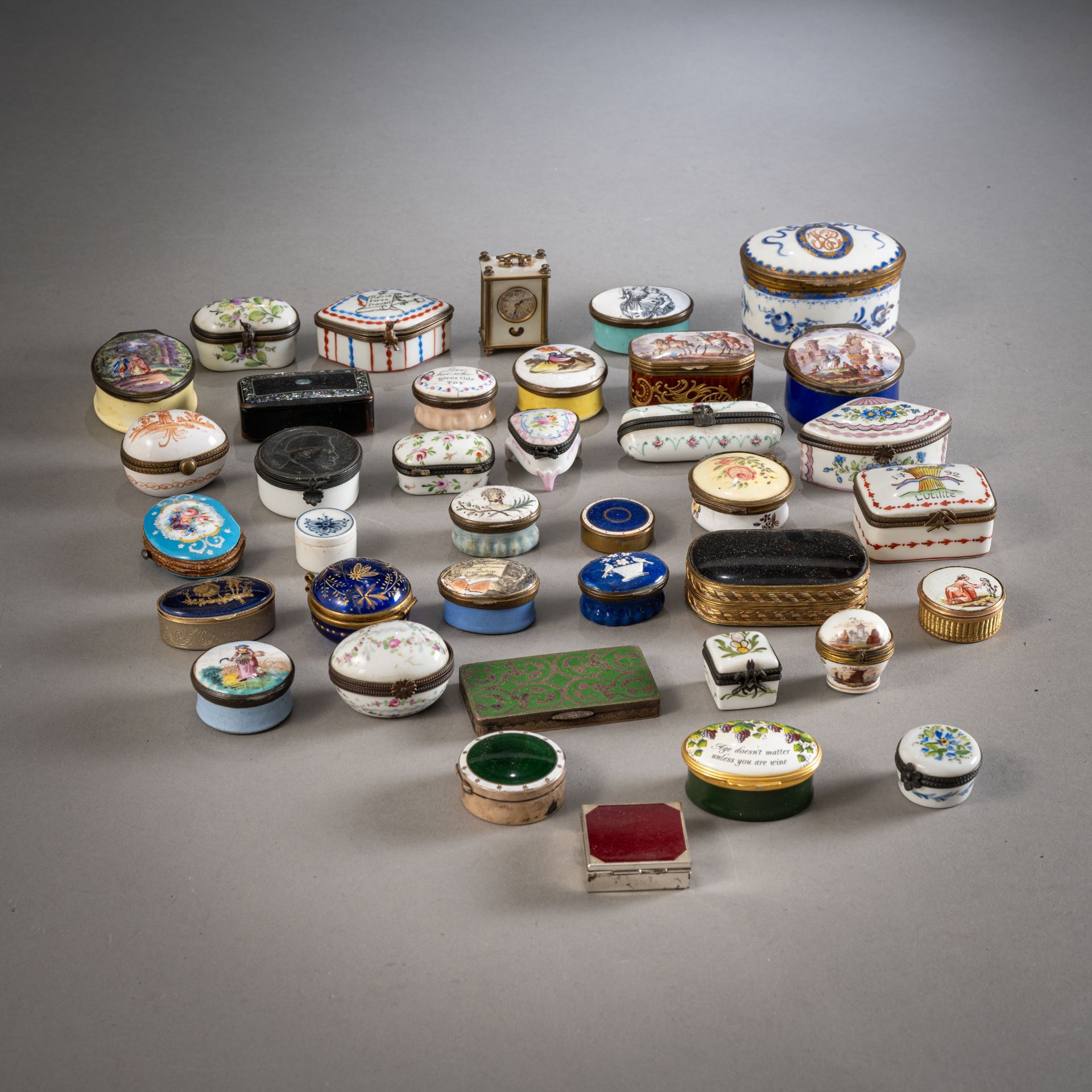 Konvolut Porzellan- und Emaille-Döschen