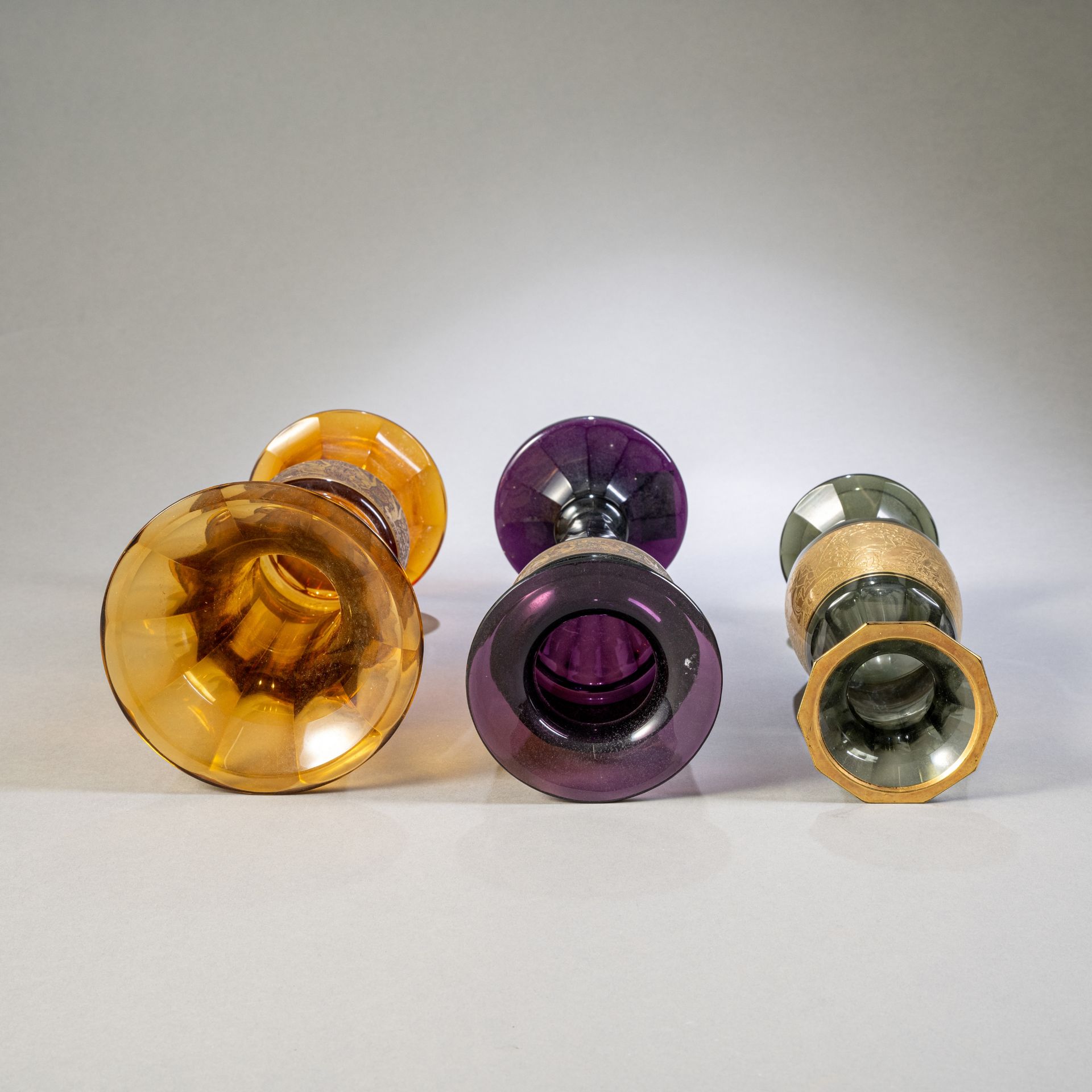 Drei Vasen mit Gold-Relief - Bild 3 aus 4