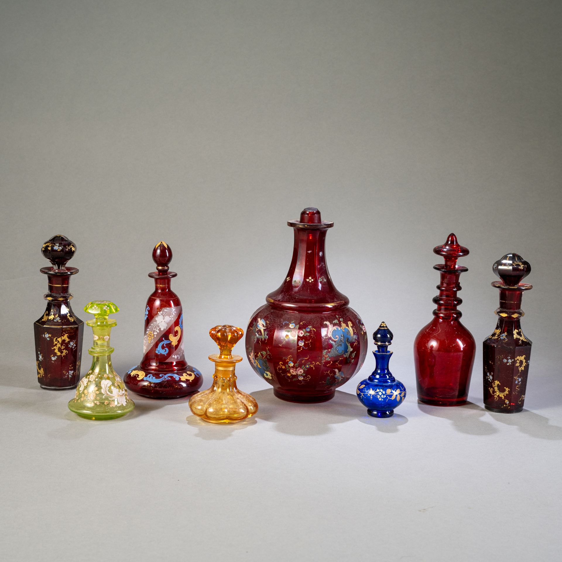 Acht Flakons mit Emaille-Bemalung - Bild 2 aus 4