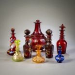 Acht Flakons mit Emaille-Bemalung