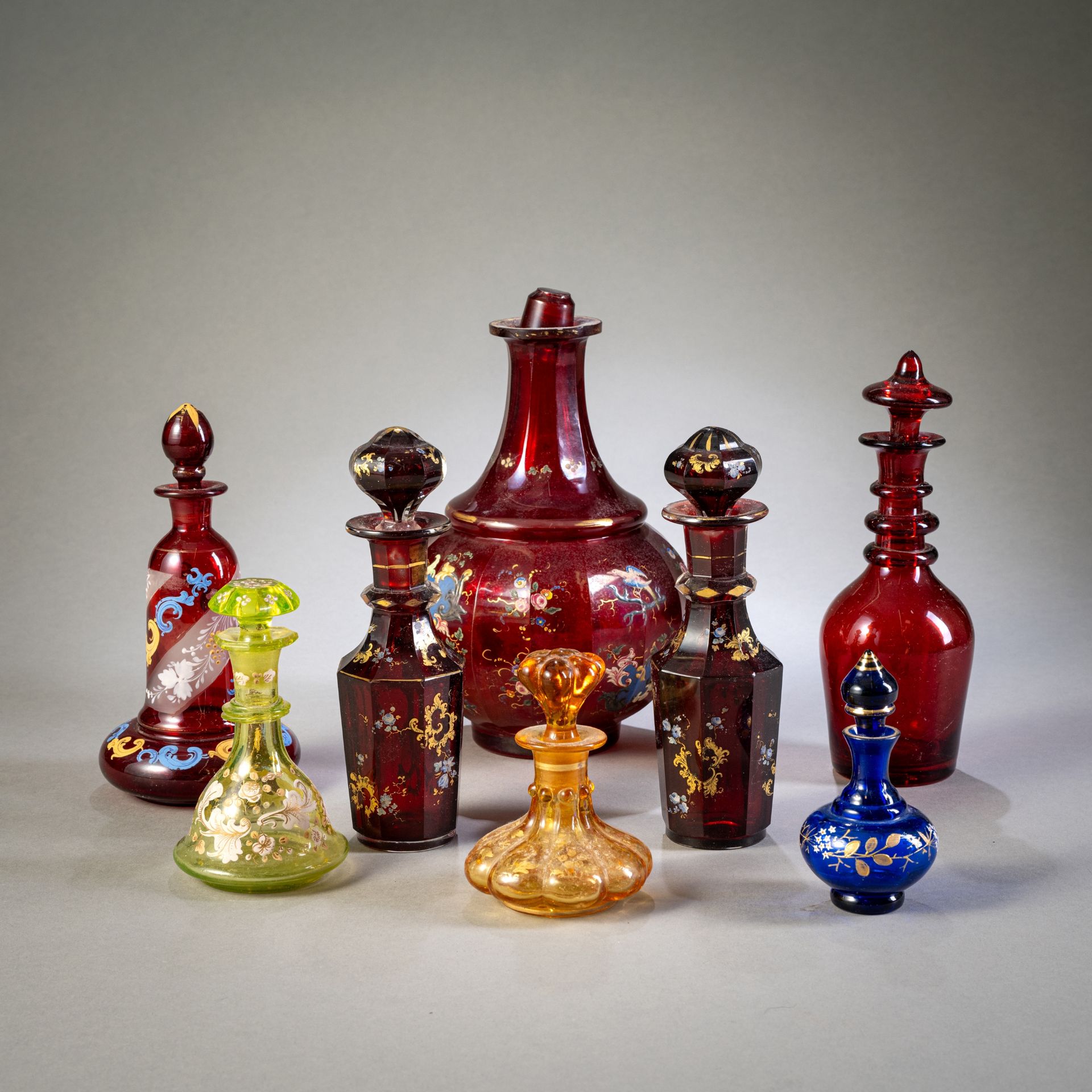 Acht Flakons mit Emaille-Bemalung