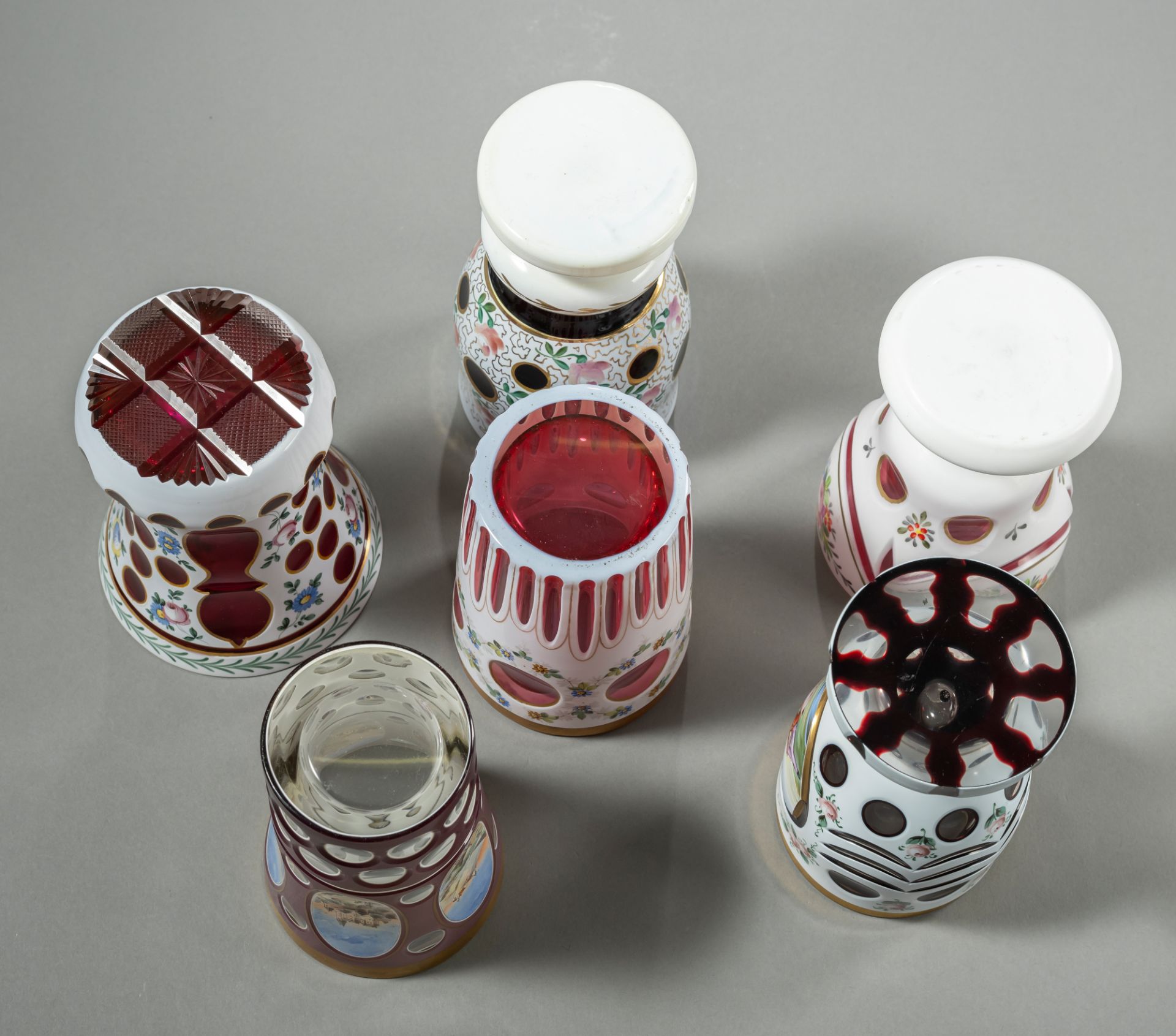 Sechs Gläser mit Überfangdekor und Emaillebemalung - Bild 5 aus 5